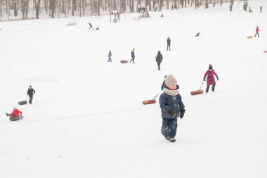 Tepelerin kar ile cheesecakes kızağı ve sno pateni kış eğlence
