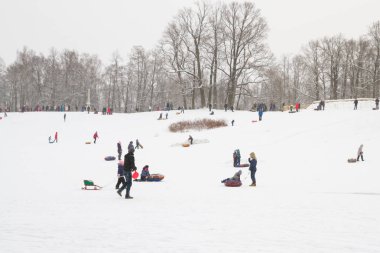 Tepelerin kar ile cheesecakes kızağı ve sno pateni kış eğlence