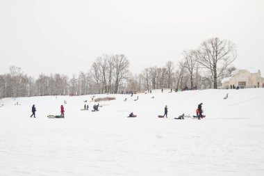 Tepelerin kar ile cheesecakes kızağı ve sno pateni kış eğlence