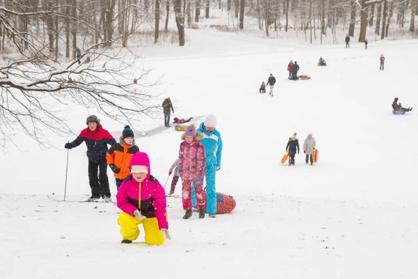 Winterspaß Skating Hügel mit Schnee auf Käsekuchen Schlitten und sno — Stockfoto