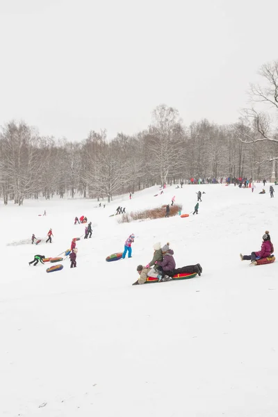 Winterspaß Skating Hügel mit Schnee auf Käsekuchen Schlitten und sno — Stockfoto