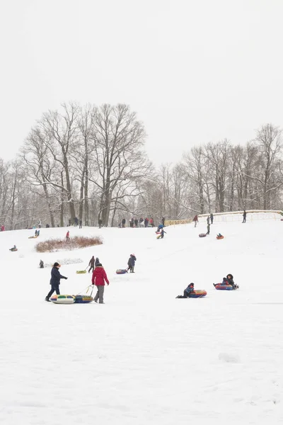 Winterspaß Skating Hügel mit Schnee auf Käsekuchen Schlitten und sno — Stockfoto