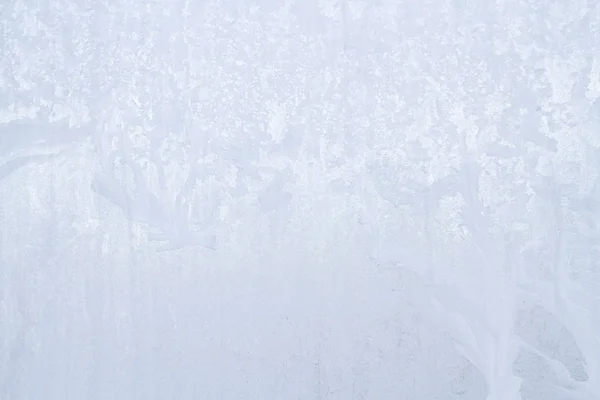 Patrones helados de invierno en la ventana de hielo congelado —  Fotos de Stock