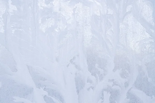 Patrones helados de invierno en la ventana de hielo congelado —  Fotos de Stock