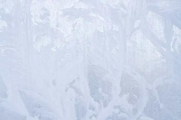 Patrones helados de invierno en la ventana de hielo congelado —  Fotos de Stock