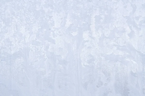 Patrones helados de invierno en la ventana de hielo congelado —  Fotos de Stock