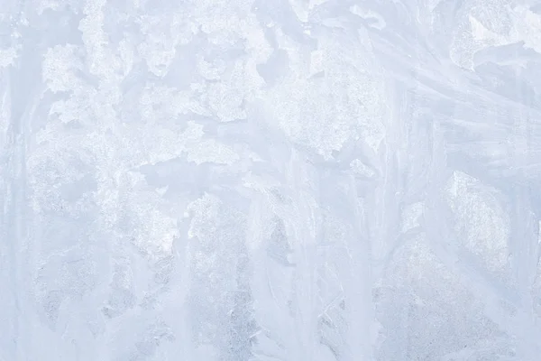 Patrones helados de invierno en la ventana de hielo congelado —  Fotos de Stock