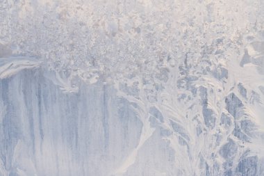 Kış soğuk desenleri donmuş buz penceresinde