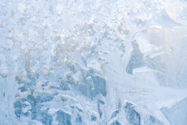 Kış soğuk desenleri donmuş buz penceresinde