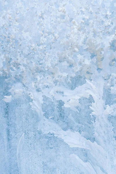 Motifs givrés d'hiver sur la fenêtre de glace gelée — Photo