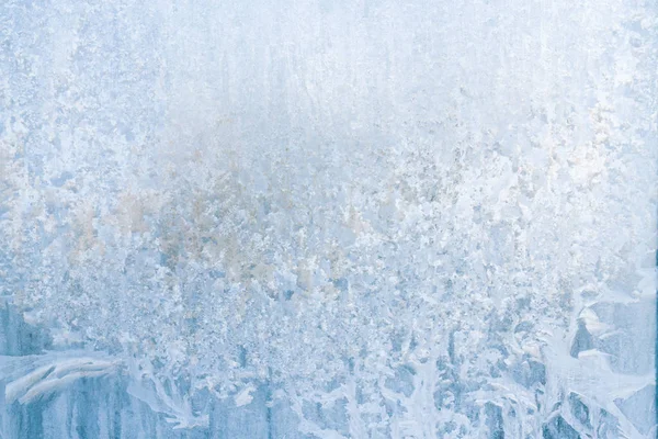 Patrones helados de invierno en la ventana de hielo congelado — Foto de Stock