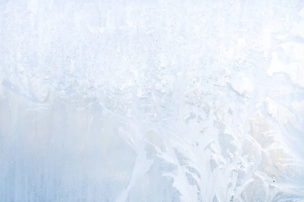 Motifs givrés d'hiver sur la fenêtre de glace gelée — Photo
