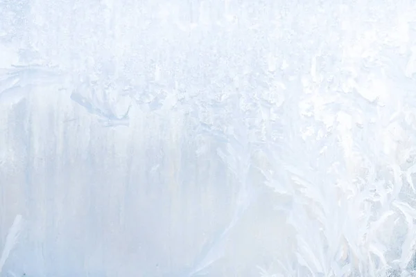 Patrones helados de invierno en la ventana de hielo congelado — Foto de Stock