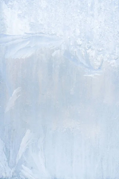 Patrones helados de invierno en la ventana de hielo congelado —  Fotos de Stock