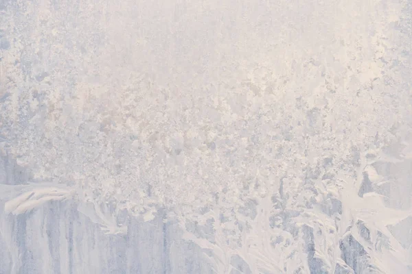 Patrones helados de invierno en la ventana de hielo congelado —  Fotos de Stock