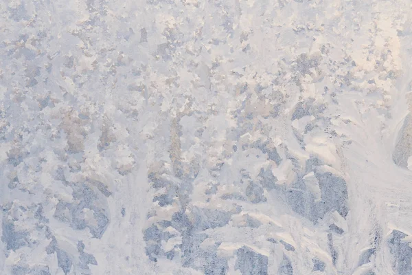 Padrões gelados de inverno na janela de gelo congelada — Fotografia de Stock