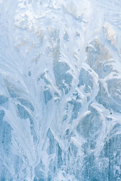 冰冻冰窗上的冬季冰霜图案 — 图库照片
