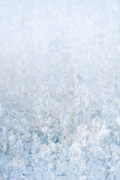 Зимові морозні візерунки на замерзлому льодовому вікні — стокове фото