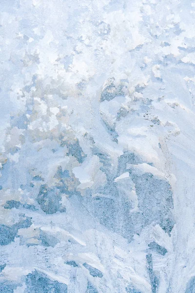 Modelli gelidi invernali sulla finestra di ghiaccio congelata — Foto Stock
