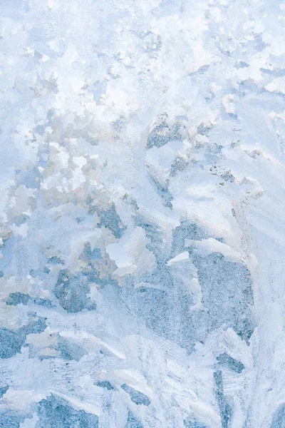 Motifs givrés d'hiver sur la fenêtre de glace gelée — Photo