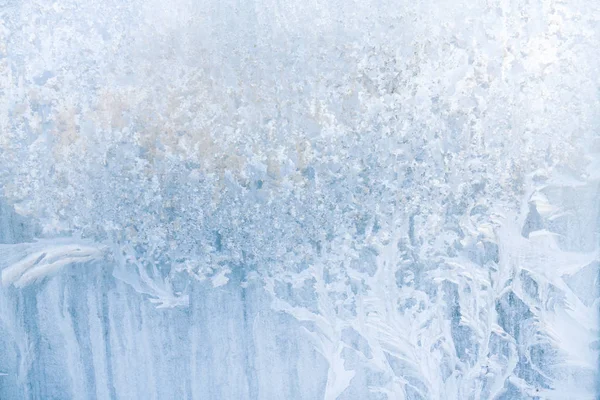 Patrones helados de invierno en la ventana de hielo congelado —  Fotos de Stock