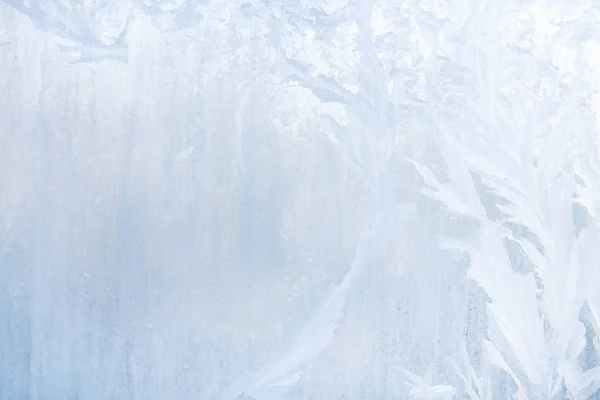 Patrones helados de invierno en la ventana de hielo congelado — Foto de Stock