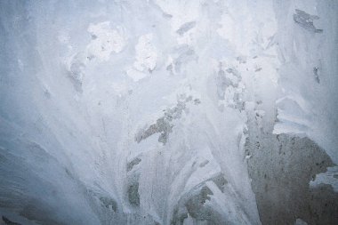 Kış soğuk desenleri donmuş buz penceresinde