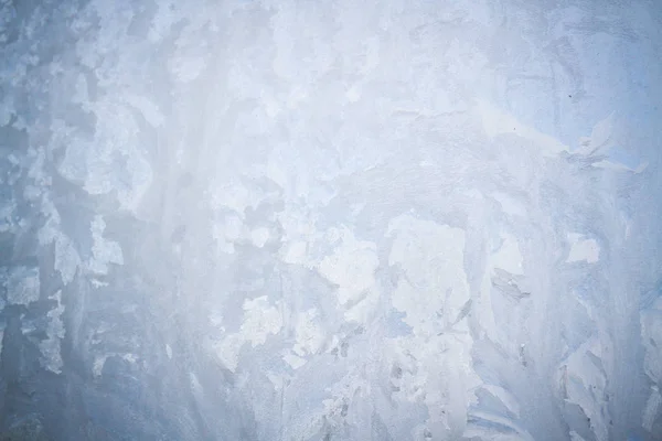 Motifs givrés d'hiver sur la fenêtre de glace gelée — Photo