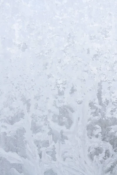 Modelli gelidi invernali sulla finestra di ghiaccio congelata — Foto Stock