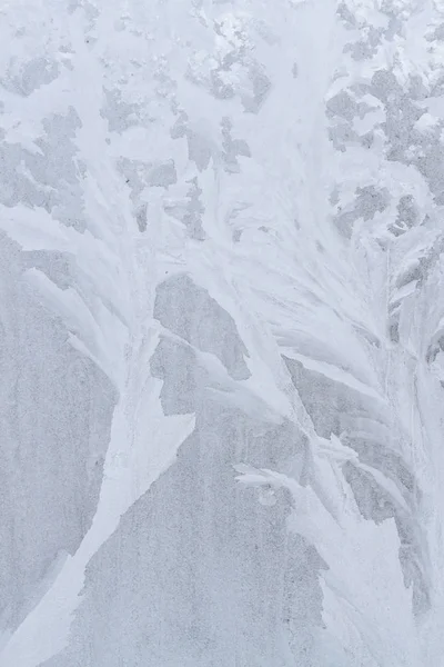 Padrões gelados de inverno na janela de gelo congelada — Fotografia de Stock