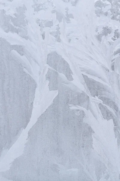 Modelli gelidi invernali sulla finestra di ghiaccio congelata — Foto Stock