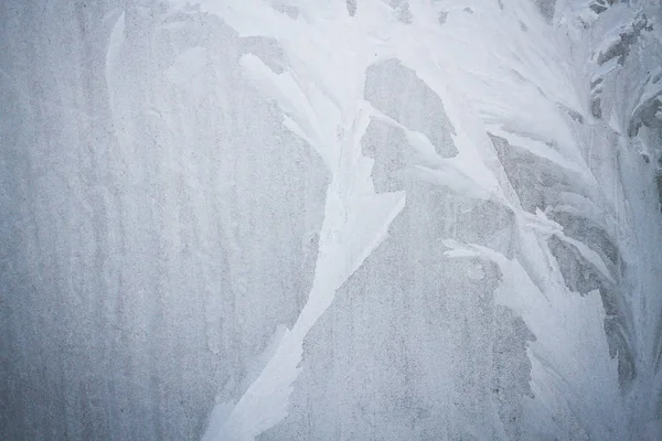 Patrones helados de invierno en la ventana de hielo congelado —  Fotos de Stock