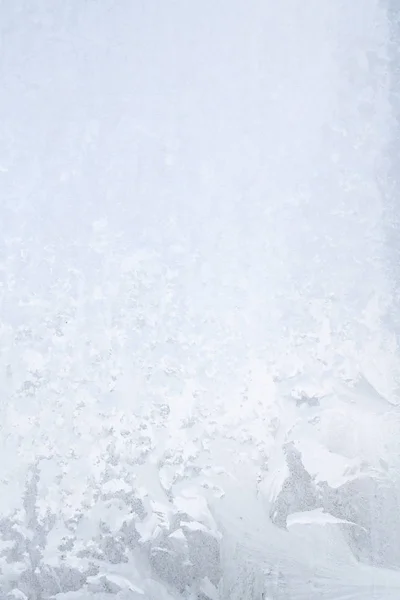 Зимові морозні візерунки на замерзлому льодовому вікні — стокове фото