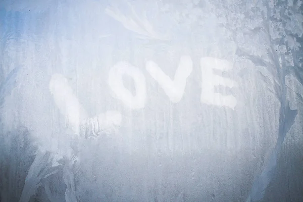Inscrição de amor na janela congelada em padrões de inverno em Wint — Fotografia de Stock