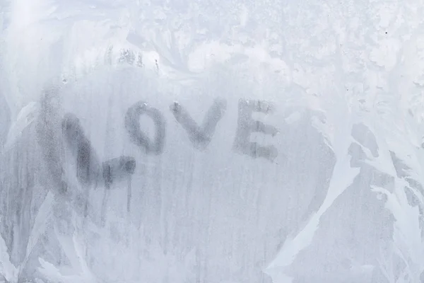 Inscrição de amor na janela congelada em padrões de inverno em Wint — Fotografia de Stock