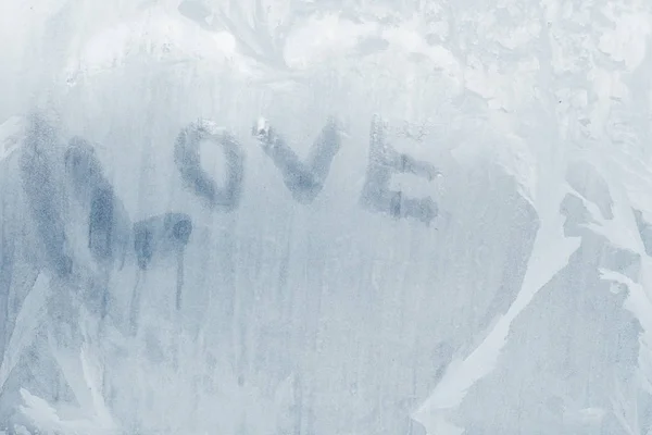 Inscrição de amor na janela congelada em padrões de inverno em Wint — Fotografia de Stock