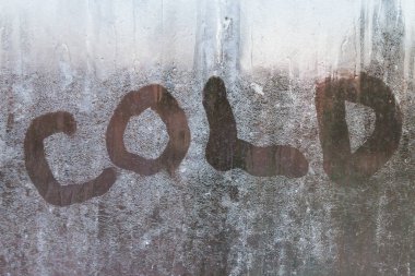 Desenleri ile dondurulmuş bir pencere üzerinde yazıt soğuktur