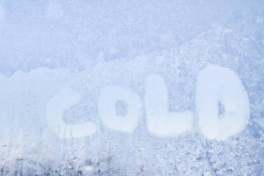 Desenleri ile dondurulmuş bir pencere üzerinde yazıt soğuktur