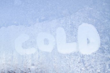 Desenleri ile dondurulmuş bir pencere üzerinde yazıt soğuktur