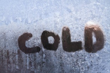 Desenleri ile dondurulmuş bir pencere üzerinde yazıt soğuktur