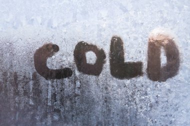 Desenleri ile dondurulmuş bir pencere üzerinde yazıt soğuktur