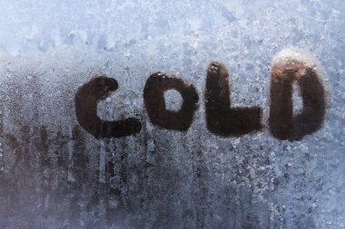 Desenleri ile dondurulmuş bir pencere üzerinde yazıt soğuktur