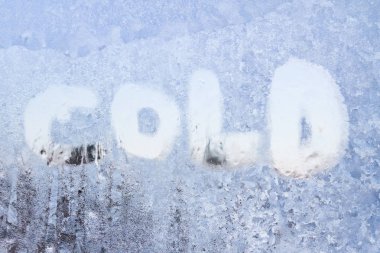 Desenleri ile dondurulmuş bir pencere üzerinde yazıt soğuktur