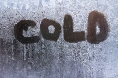Desenleri ile dondurulmuş bir pencere üzerinde yazıt soğuktur