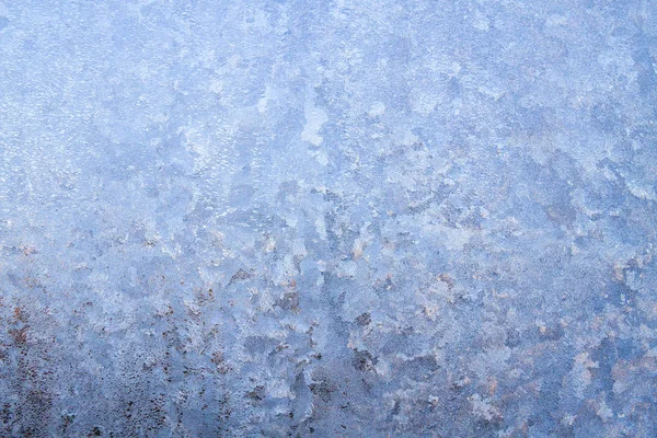 冰冻冰窗上的冬季冰霜图案 — 图库照片