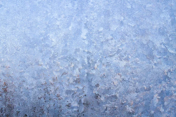 Padrões gelados de inverno na janela de gelo congelada — Fotografia de Stock