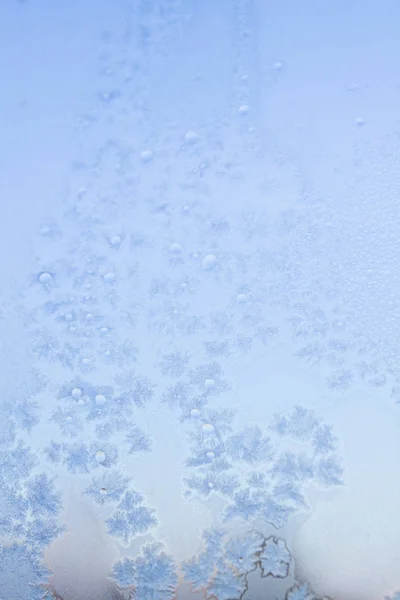 Зимние морозные узоры на ледяном окне — стоковое фото