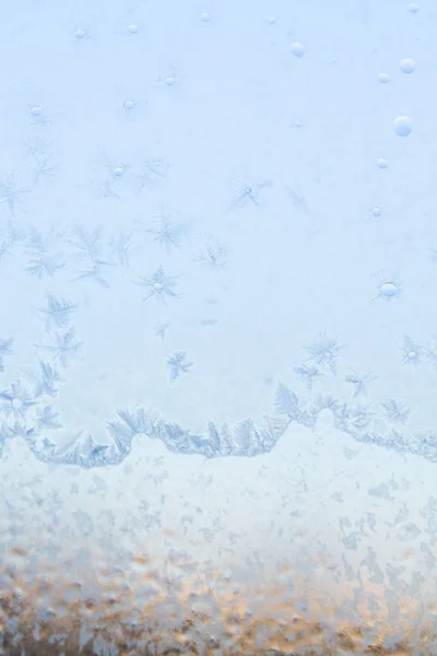 Зимние морозные узоры на ледяном окне — стоковое фото