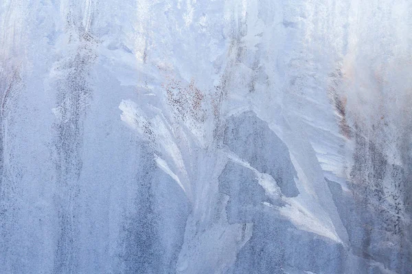 Patrones helados de invierno en la ventana de hielo congelado —  Fotos de Stock