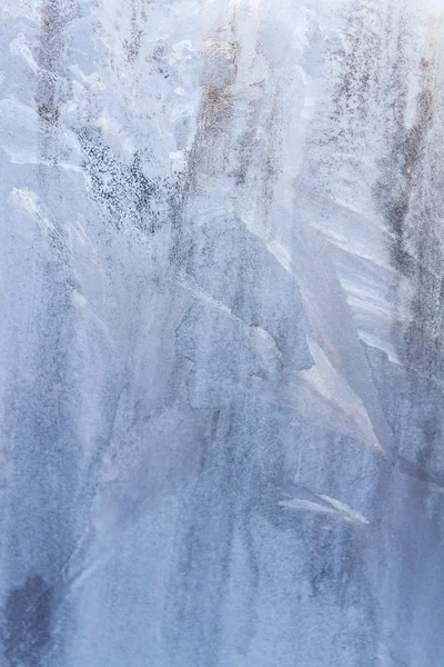 Patrones helados de invierno en la ventana de hielo congelado —  Fotos de Stock